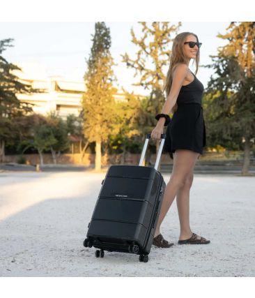 Μεσαία Άθραυστη Βαλίτσα 66×25,5x43 Newcom N1595 Μαύρο | Πολυπροπυλενίου 20 Κιλών με Αντικλεπτικό Διπλό Φερμουάρ