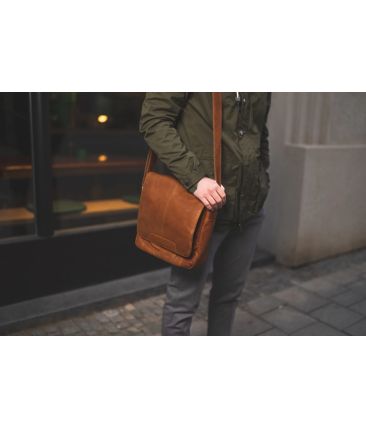 Δερμάτινο Τσαντάκι Ώμου Μεγάλο Chesterfield Raphael C48.055131 Κονιάκ – Premium Pull-Up Δέρμα με Θήκη Tablet