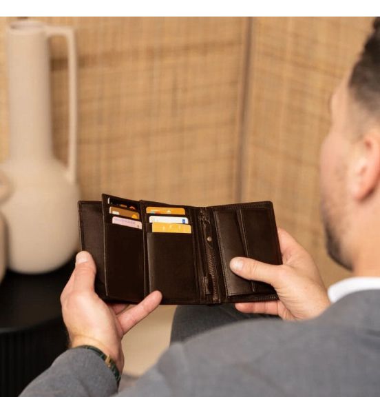 Δερμάτινο Ανδρικό Πορτοφόλι Όρθιο Chesterfield Leroy C08.053001 Καφέ με RFID Προστασία – Premium Soft Nappa Δέρμα
