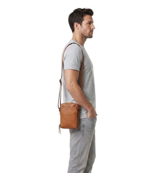 Δερμάτινο Τσαντάκι Ώμου Μικρό Chesterfield Hamilton C48.116331 Κονιάκ – Premium, Ιδανικό για Smartphone