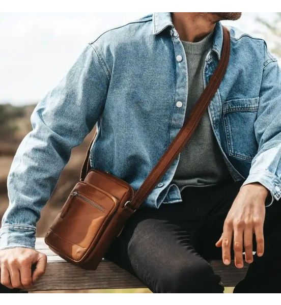 Δερμάτινο Τσαντάκι Ώμου Chesterfield Birmingham C48.098031 Κονιάκ – Premium Pull-Up Δέρμα με Κομψό & Ανθεκτικό Design