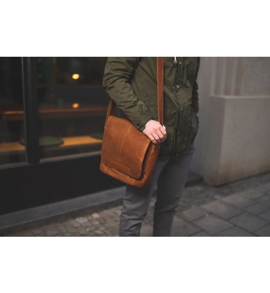 Δερμάτινο Τσαντάκι Ώμου Μεγάλο Chesterfield Raphael C48.055131 Κονιάκ – Premium Pull-Up Δέρμα με Θήκη Tablet