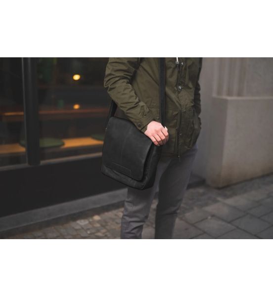 Δερμάτινο Τσαντάκι Ώμου Μεγάλο Chesterfield Raphael C48.055100 Μαύρο – Premium Pull-Up Δέρμα με Θήκη Tablet