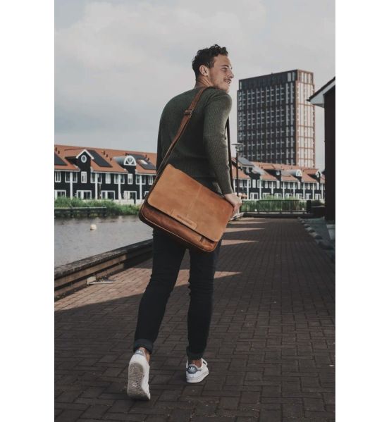 Δερμάτινος Χαρτοφύλακας – Ταχυδρόμου Chesterfield C48.055231 Κονιάκ Richard – Premium Pull-Up Δέρμα