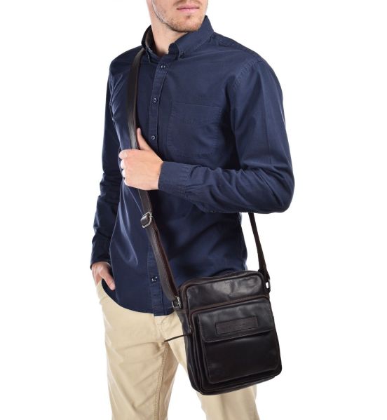 Δερμάτινο Τσαντάκι Ώμου Chesterfield C48.083701 Καφέ – Pull-Up Δέρμα Premium – Κομψό, Ανθεκτικό & Πρακτικό