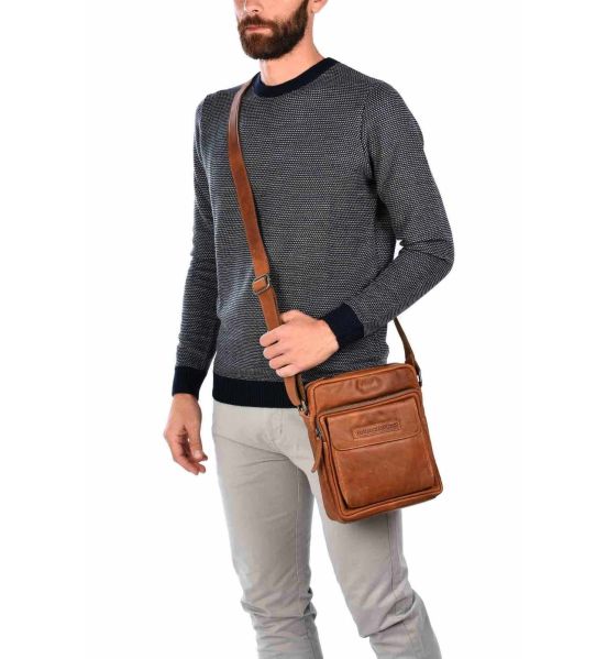 Δερμάτινο Τσαντάκι Ώμου Chesterfield C48.083731 Κονιάκ – Pull-Up Δέρμα Premium – Κομψό, Ανθεκτικό & Πρακτικό