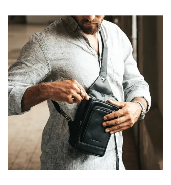 Δερμάτινο Τσαντάκι Χιαστί / Crossbody Chesterfield Riga C58.028400 Μαύρο – Premium Pull-Up Δέρμα με Πολλαπλές Θήκες
