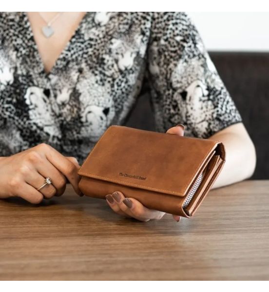 Δερμάτινο Γυναικείο Πορτοφόλι Μεγάλο Chesterfield Mirthe C08.017831 Κονιάκ με RFID Προστασία – Premium Wax Pullup Δέρμα