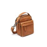 Ανδρικό Δερμάτινο Τσαντάκι Ώμου Μικρό Chesterfield C48.182631 Κονιάκ | 2 Κεντρικές Θέσεις & 4 Τσέπες | Χειρολαβή