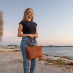 Γυναικεία Τσάντα Ώμου Shopper Pierre Loues 914-62 Καφέ | Ασφαλές Φερμουάρ & Ιμάντες Microfiber | Απόλυτη Οργάνωση & Στυλ