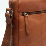 Δερμάτινο Τσαντάκι Ώμου Chesterfield C48.083731 Κονιάκ – Pull-Up Δέρμα Premium – Κομψό, Ανθεκτικό & Πρακτικό