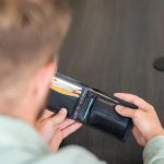 Δερμάτινο Ανδρικό Πορτοφόλι Λεπτό Chesterfield Walid C08.036200 Μαύρο με RFID Προστασία – Premium Wax Pull Up Δέρμα