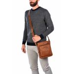 Δερμάτινο Τσαντάκι Ώμου Chesterfield C48.083731 Κονιάκ – Pull-Up Δέρμα Premium – Κομψό, Ανθεκτικό & Πρακτικό