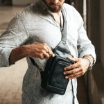 Δερμάτινο Τσαντάκι Χιαστί / Crossbody Chesterfield Riga C58.028400 Μαύρο – Premium Pull-Up Δέρμα με Πολλαπλές Θήκες