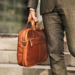 Δερμάτινη Επαγγελματική Τσάντα Chesterfield SETH C40.101031 Κονιάκ για Laptop 15.6” – Premium Business Class Design