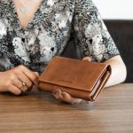 Δερμάτινο Γυναικείο Πορτοφόλι Μεγάλο Chesterfield Mirthe C08.017831 Κονιάκ με RFID Προστασία – Premium Wax Pullup Δέρμα