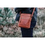 Δερμάτινο Τσαντάκι Ώμου Chesterfield Birmingham C48.098031 Κονιάκ – Premium Pull-Up Δέρμα με Κομψό & Ανθεκτικό Design